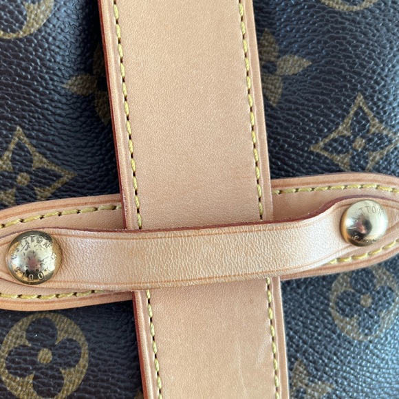 Authentic LV Monogram Manhattan GM - Picture 9 of 14